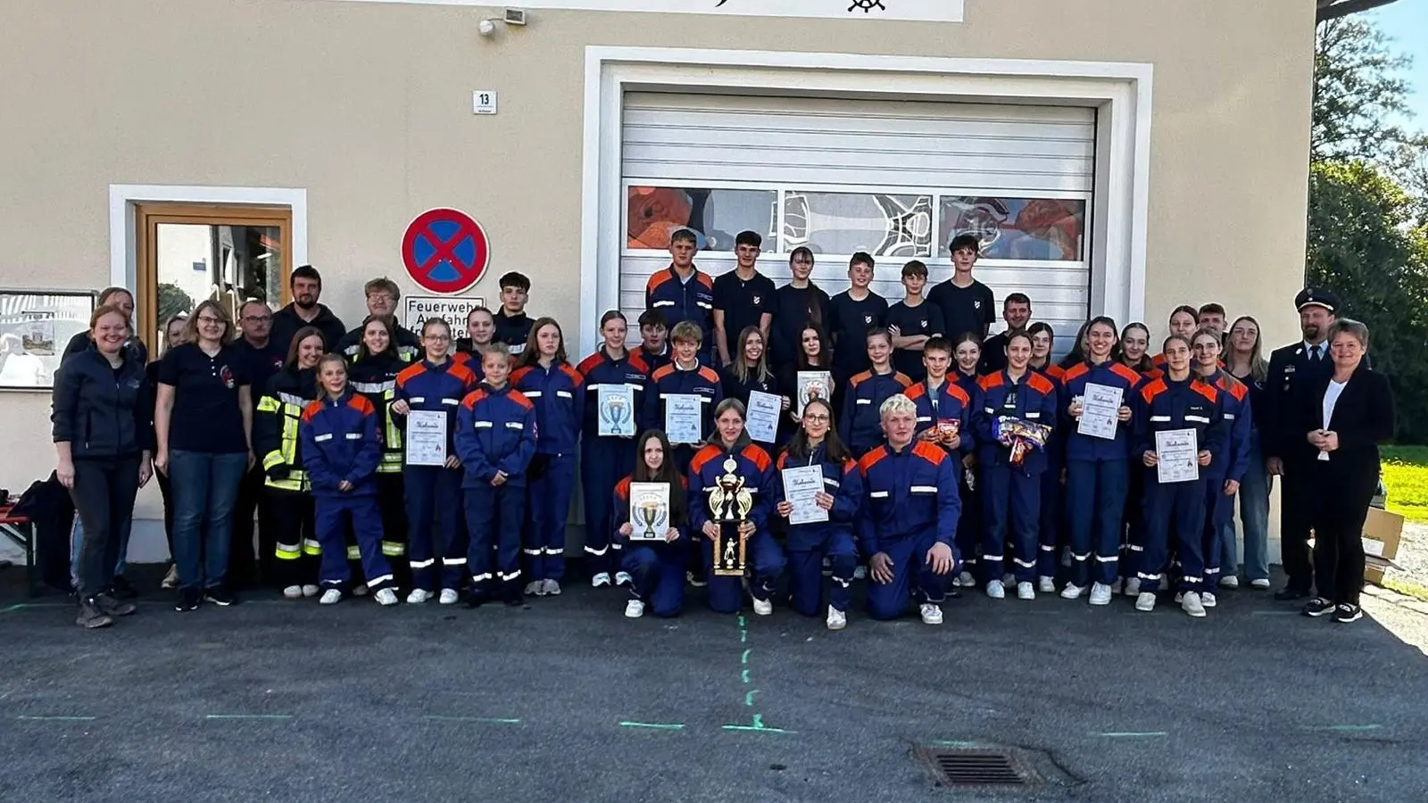 Spiel, Spaß und Kameradschaft: Bei der Jugendfeuerwehr-Olympiade in Muschenried stellten sich die Nachwuchsfeuerwehrleute zahlreichen abwechslungsreichen Spielen und Aufgaben. Mit dabei waren die Jugendfeuerwehren aus Winklarn, Muschenried, Nunzenried, Haag, Langau und Schneeberg sowie die unterstützenden Feuerwehren aus Oberviechtach und Lind. Den ersten Platz und den Wanderpokal sicherte sich die Jugendfeuerwehr Langau vor Haag und Muschenried. Auch Kreisbrandmeister Peter Killermann und 1. Bürgermeisterin Sonja Meier waren vor Ort. Die Hauptorganisation lag bei Jugendwartsprecherin Kathrin Götz, unterstützt von Thomas Biegerl und Thomas Grundler. (Bild: Florian Bronold)