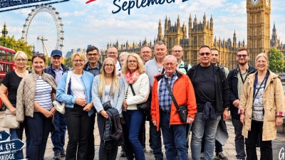 VHS London Reisegruppe mit dem Reiseleiter Gerhard Götzl (Dritter von links) KI generiert (Bild: Gerhard Götzl )
