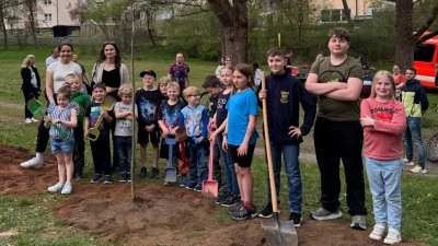 Die Kindefeuerwehrgruppe „Löschzwerge” der FF-Neunkirchen mit den beiden Betreuerinnen Luisa Miederer und Luisa Steinsdörfer beim absolvieren der Baumpflanzchallenge  (Bild: Luisa Steinsdörfer )