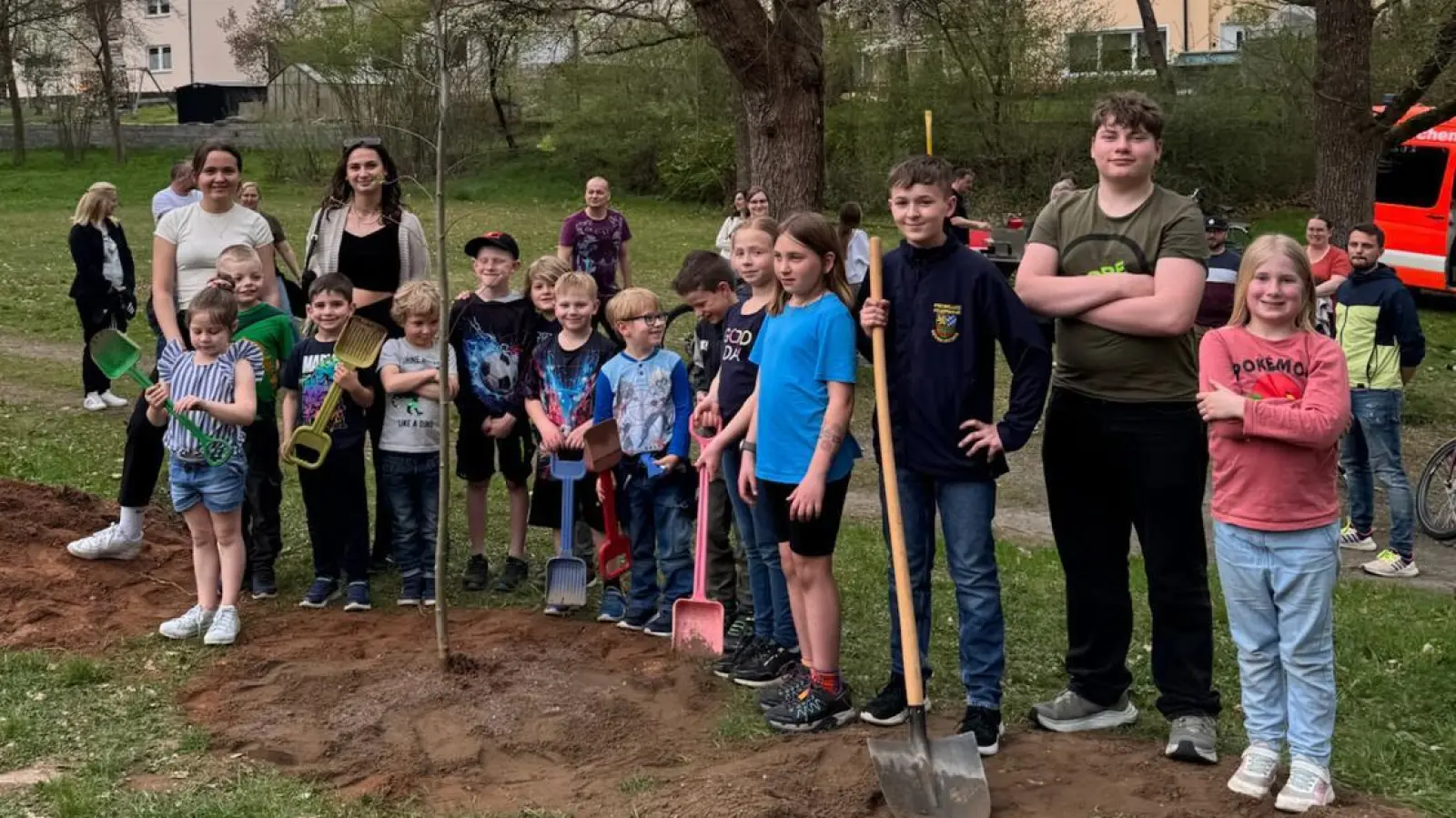 Die Kindefeuerwehrgruppe „Löschzwerge” der FF-Neunkirchen mit den beiden Betreuerinnen Luisa Miederer und Luisa Steinsdörfer beim absolvieren der Baumpflanzchallenge  (Bild: Luisa Steinsdörfer )