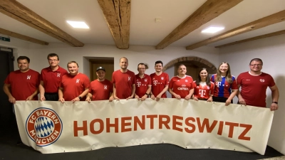 Das Bild zeigt die neu gewählte Vorstandschaft des FC Bayern-Fanclub Hohentreswitz. (Bild: Andreas Lippert)