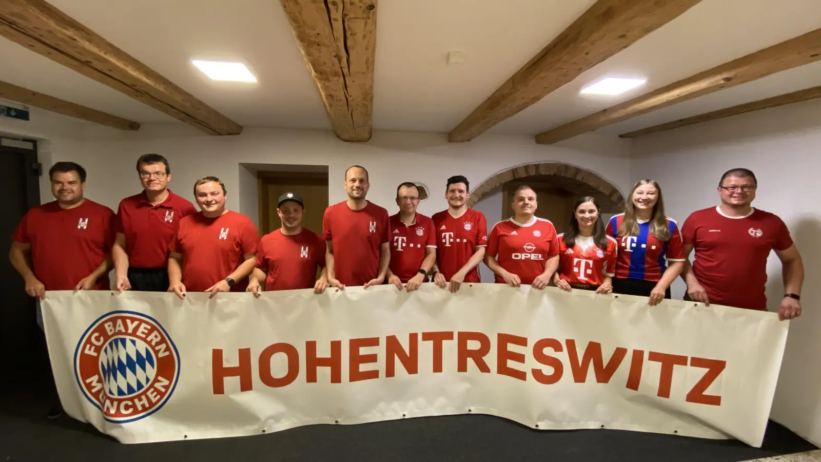 Das Bild zeigt die neu gewählte Vorstandschaft des FC Bayern-Fanclub Hohentreswitz. (Bild: Andreas Lippert)