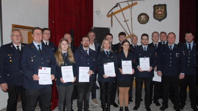 Die geehrten langjährigen Aktiven mit KBI Daubenmerkl und Bürgermeister Peter Braun. (Bild: Mathias Huger)