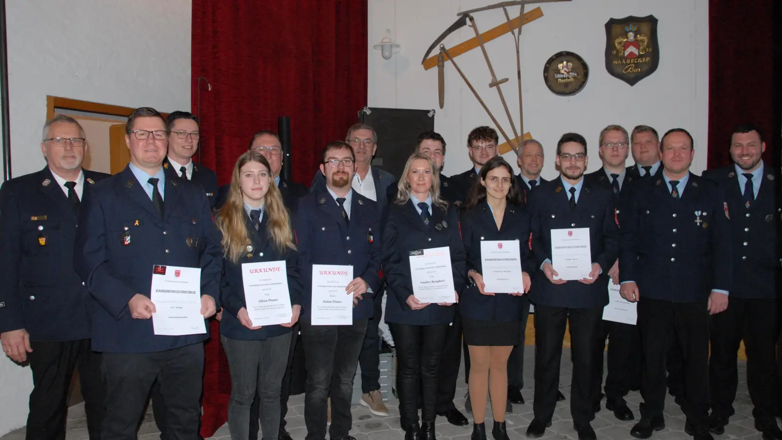 Die geehrten langjährigen Aktiven mit KBI Daubenmerkl und Bürgermeister Peter Braun. (Bild: Mathias Huger)