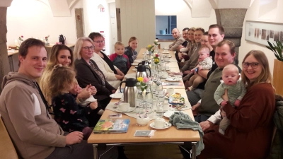 In gemütlicher Runde begrüßte Bürgermeister Max Bindl, im Info- und Begegnungszentrum Schafferhof, die stolzen Eltern mit Ihrem Nachwuchs. Die Familienbeauftragte Andrea Schwägerl, Jugendbeauftragter Manuel Ernst, Marietta Hofmann von der Eltern Kind Gruppe und Kommandant Stefan Kreuzer für die örtlichen Feuerwehren stellten sich vor.  (Bild: Max Bindl)