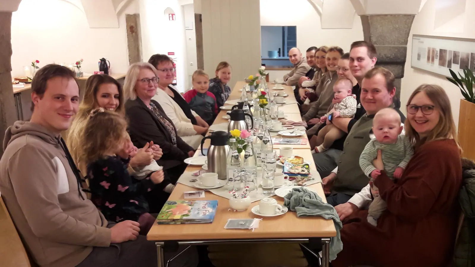 In gemütlicher Runde begrüßte Bürgermeister Max Bindl, im Info- und Begegnungszentrum Schafferhof, die stolzen Eltern mit Ihrem Nachwuchs. Die Familienbeauftragte Andrea Schwägerl, Jugendbeauftragter Manuel Ernst, Marietta Hofmann von der Eltern Kind Gruppe und Kommandant Stefan Kreuzer für die örtlichen Feuerwehren stellten sich vor.  (Bild: Max Bindl)