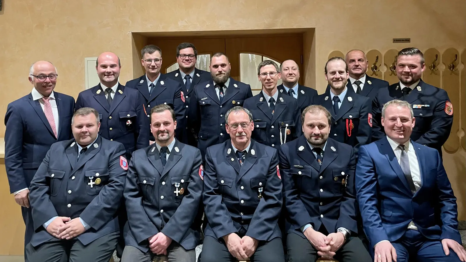 Die geehrten Feuerwehrmänner mit den Verantwortlichen der Ortsfeuerwehren, der Kreisfeuerwehrführung sowie Bürgermeister Johannes Kett. (Bild: Johannes Kett)