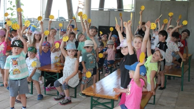 Stolz zeigten die Kinder ihre Stempel (Bild: Manuela Hinkel)