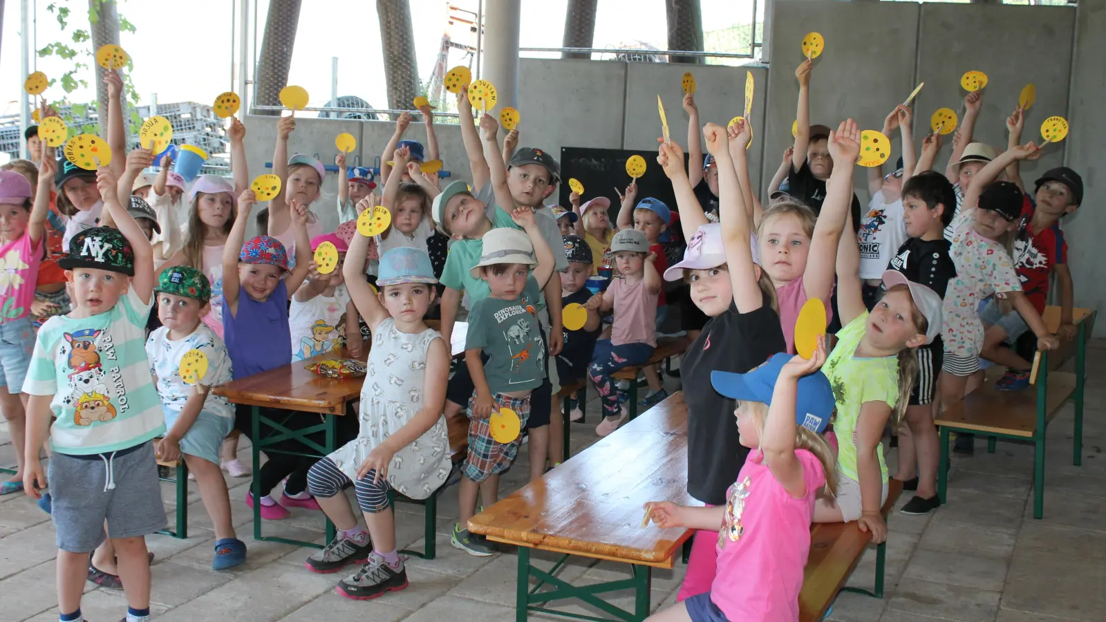 Stolz zeigten die Kinder ihre Stempel (Bild: Manuela Hinkel)
