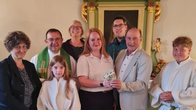 Feierliche Spendenübergabe in der Dorfkapelle Altglashütte mit Melissa Pregler, Stadtpfarrer Konrad Amschl, Mesner Engelbert Träger, den Ministranten und Vertretern der Dorfgemeinschaft.  (Bild: Andrea Träger)