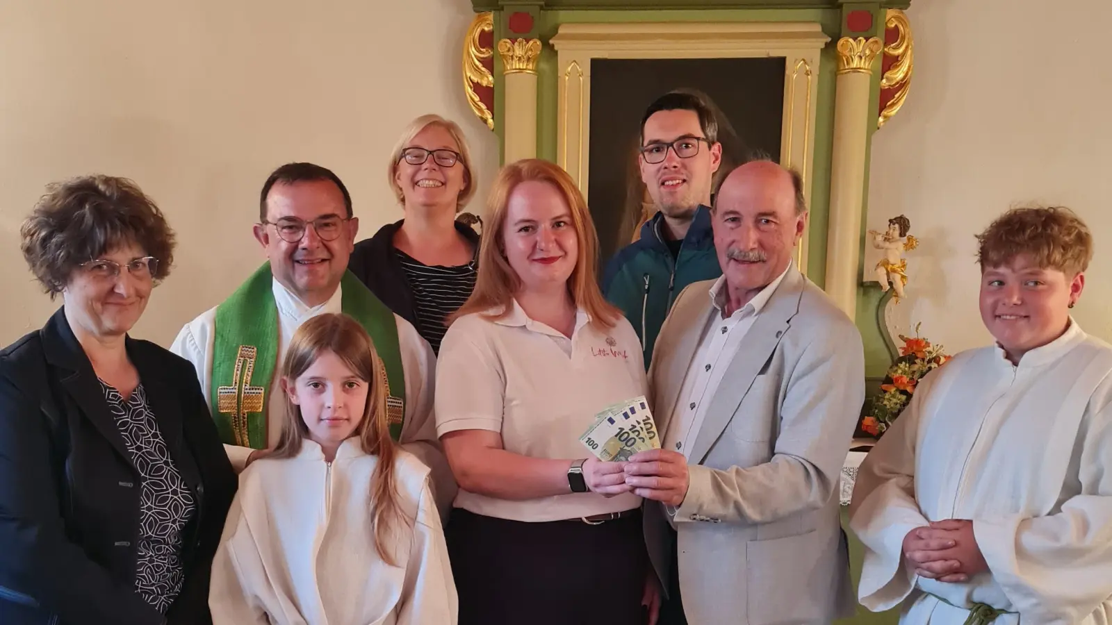 Feierliche Spendenübergabe in der Dorfkapelle Altglashütte mit Melissa Pregler, Stadtpfarrer Konrad Amschl, Mesner Engelbert Träger, den Ministranten und Vertretern der Dorfgemeinschaft.  (Bild: Andrea Träger)