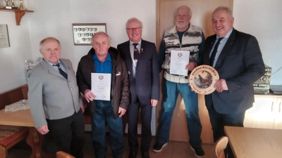 Von links: 1.Vorstand Konrad Wölfl, Richard Wölfl, Kreisvorsitzender Ferdinand Lienert, Horst Burger und 1.Bürgermeister Johann Burger. (Bild: Gottfried Bayer)