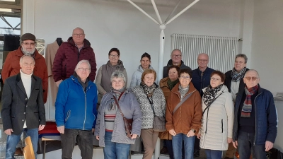 Die Besuchergruppe des OWV Plößberg bei der Tuchfabrik Mehler in Tirschenreuth mit ihrem Führer Manfred Kinle (links vorne). (Bild: Manfred Kopp)
