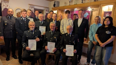 Viele Ehrungen und Neuaufnahmen gab es bei der diesjährigen Jahreshauptversammlung der FFW Roschau (Bild: Anja Liermann)