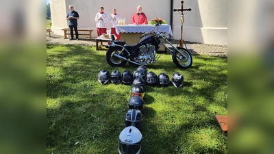Das Helmkreuz ist weithin sichtbar das Zeichen, dieser Gottesdienst gilt vor allem den Motorradfahrern und allen Zweiradfahrern. (Bild: Nikolaus Scherr)