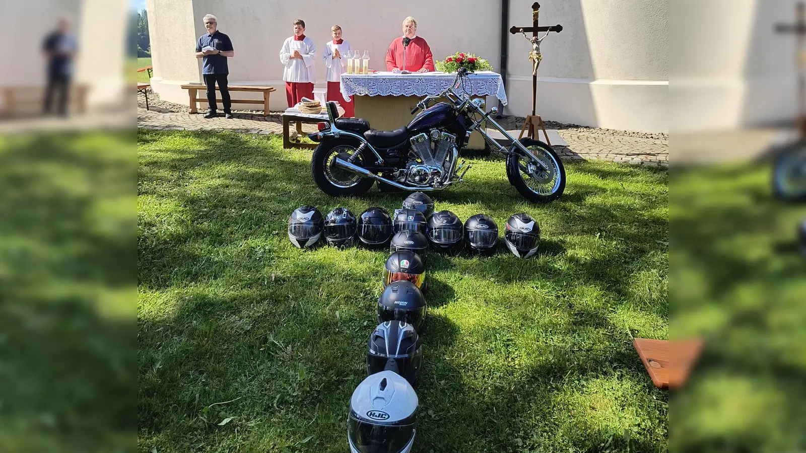 Das Helmkreuz ist weithin sichtbar das Zeichen, dieser Gottesdienst gilt vor allem den Motorradfahrern und allen Zweiradfahrern. (Bild: Nikolaus Scherr)