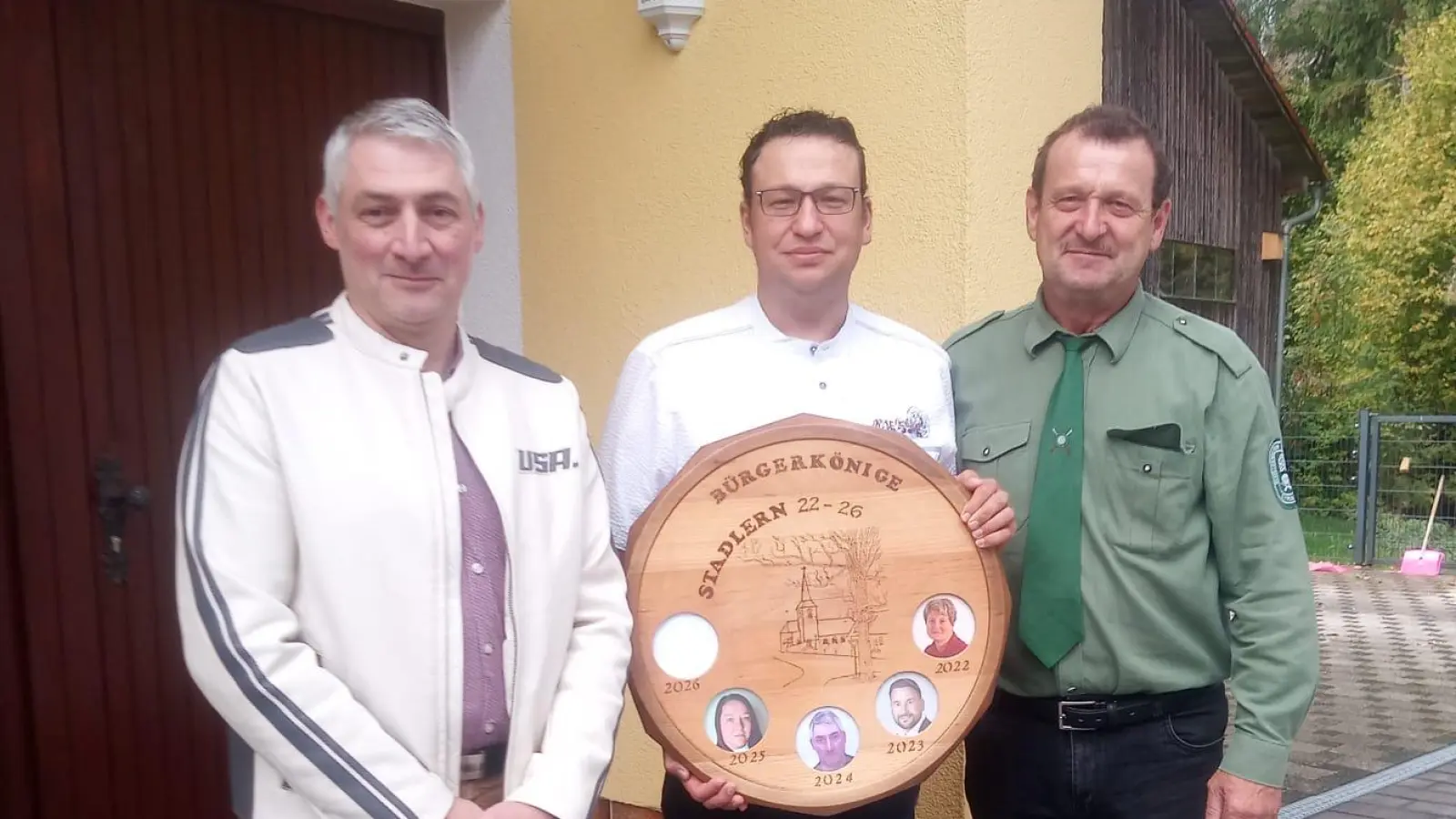 1. Bürgermeister Michael Riedl (links) und 1. Schützenmeister Helmut Werner über die Königsscheide an Michael Ulschmid. (Bild: Helmut Werner)