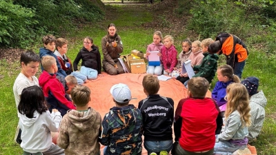 Naturparkrangerin Anna Spiller mit den Kindern. (Bild: Lisa Saradeth)