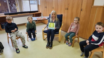 Frau Rektorin Graser beim Vorlesetag im Kindergarten. (Bild: Bianca Kastner)