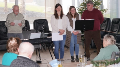 Bild von links: Der Oberbernriether Georg Schmidbauer und das Gesangstrio Manuela Grünauer, Hannah Griesbach und Hans-Peter Reil sorgten in der Tagespflege Unterm Fahrenberg für eine vorweihnachtliche Stunde der Extraklasse. (Bild: Franz Völkl)