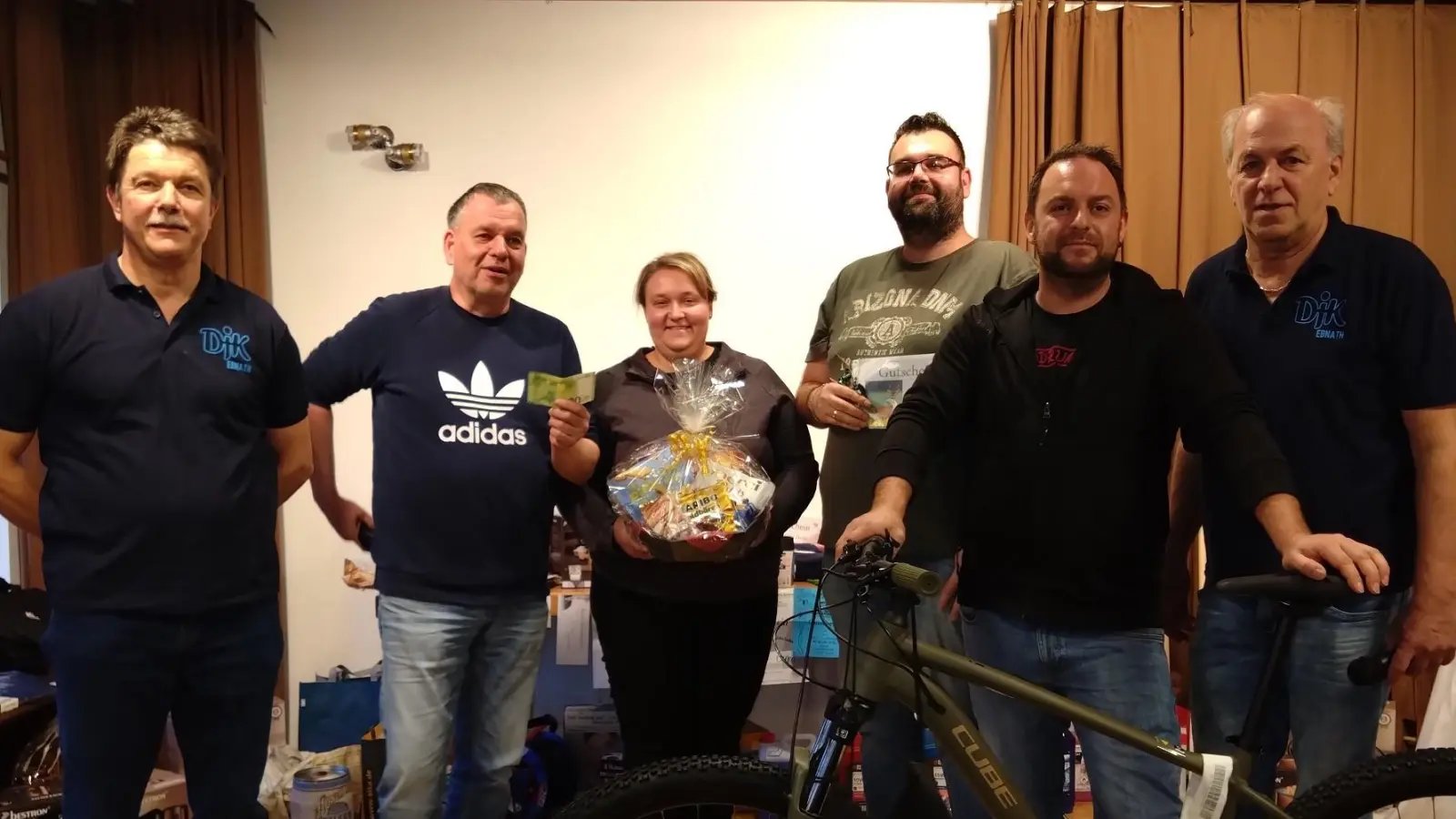 Bild zeigt die Gewinner des DJK Preisschafkopfes zusammen mit den Vorsitzenden Robert Söllner (re.) und Alois Vetter (li.). (Bild: Josef Söllner)