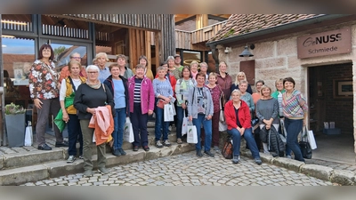 Die Reisegruppe des Vlf vorm Hofladen des Haselnusshof FrankenGeNuss GmbH &amp; Co.KG (Bild[M]: Inge Neiswirth)