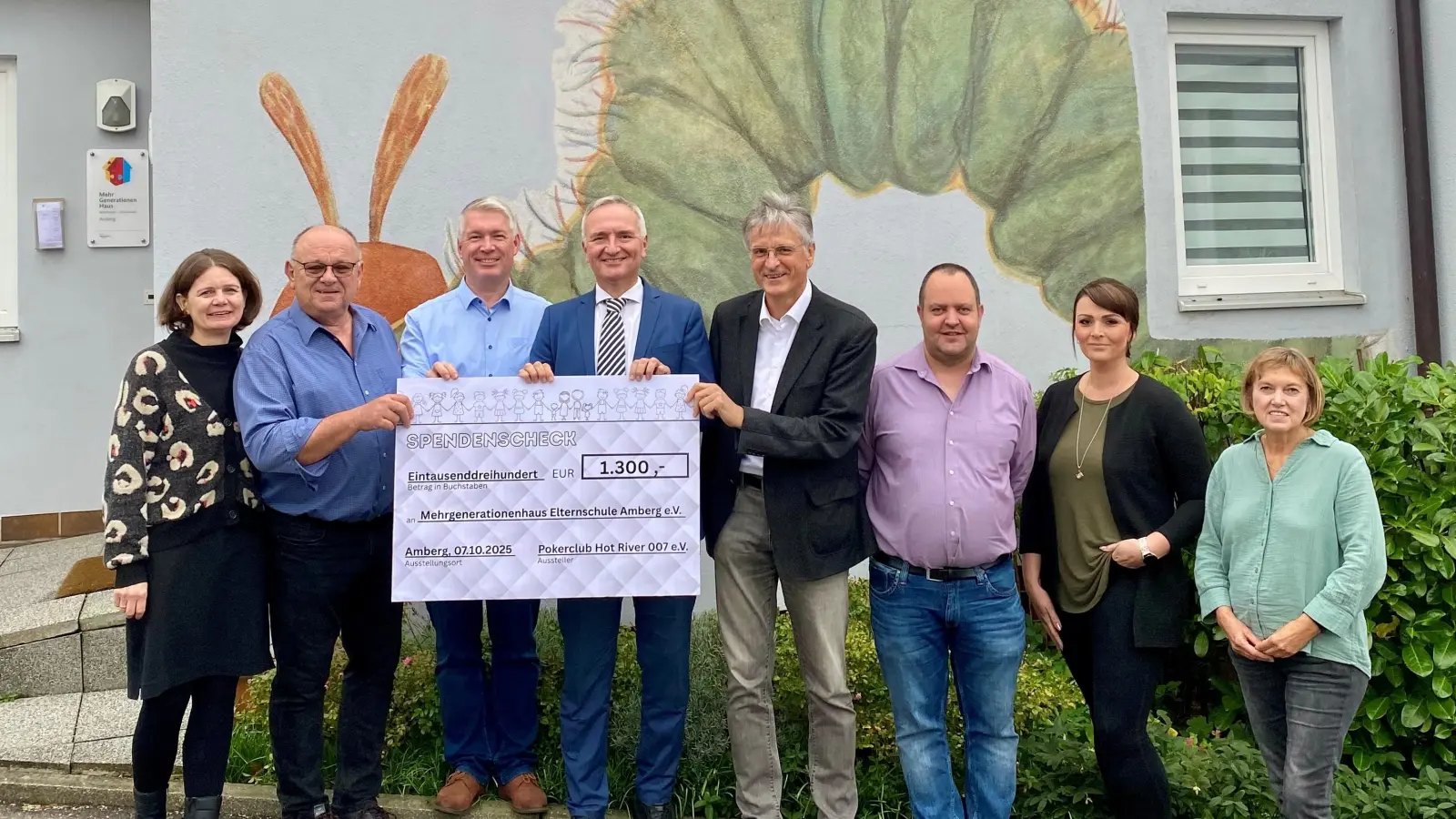 Spendenübergabe zwischen Elternschule Amberg e.V. und Pokerclub Amberg (v. l. n. r.): Katrin Winkler, 2. Vorstand; Anton Pöllath, 1. Vorstand; Stefan Ott; Dr. Harald Schwartz, MdL und Schirmherr des Turniers; Erwin Stangl, 1. Vorstand Pokerclub Amberg; Andreas Kneidl, 2. Vorstand Pokerclub Amberg; Melissa Pöllath, Schatzmeisterin und MGH-Leitung; Brigitte Heindl, 3. Vorstand. (Bild: Bart Olga)