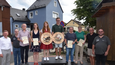 Auf dem Bild Bürgerkönige von links nach rechts: MdL Tobias Reis, Schießleiter Adrian Haider, Konrad Philbert, Julia Würstl, Katrin Meyer, Maximilian Anzer, Josef Halbauer, Andrea Pinzer, 1. Bürgermeister Hubert Kraus und 1. Vorsitzender Andreas Michl.  (Bild: Josef Maschauer)