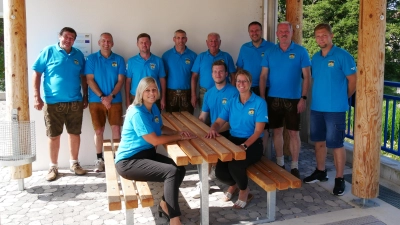 Die Vorstandschaft des Heimatvereins probiert die neue Sitzgruppe gleich mal aus. (Bild: Bastian Praller)