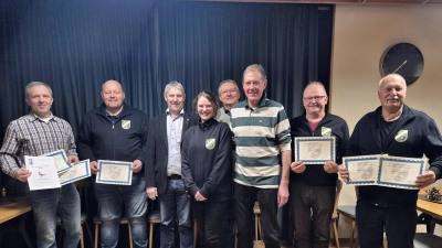 Die erfolgreichen Züchter von links: Gerd Polster, Ralf Dotzler, Oswald Pilhofer, Robert Pilhofer, Karl-Heinz Meixner mit Bürgermeister Reiner Pickel (Dritter von links), neuer 1. Vorsitzende Nadine Götz und Fabian Bräutigam (3. von rechts). (Bild: Sigrid Pilhofer)