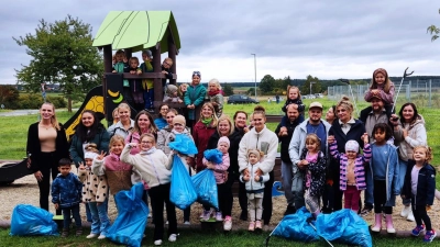 Die fleißigen Helfer des Johanniter-Kindergartens Märchenland sowie der Paulanergemeinde mit ihrer Beute.  (Bild: Theresa Amberg)