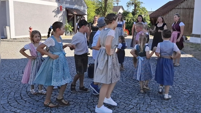 Die Etsdorfer Kirwakinder üben schon fleißig für das Baumaustanzen. (Bild: Sandra Preitschaft )