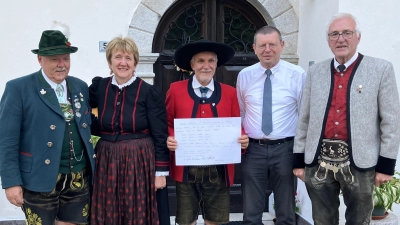 Ein Großteil der Unterzeichner des Pleifer Manifests vor dem Portal des Gemeindehauses von Pleif im Brandtal. Zweiter von rechts Christian Ferstl. (Bild: Michael Bischoff)