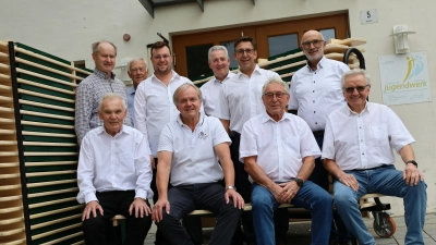 Die neuen Festzeltgarnituren haben ihre Bewährungsprobe bei der Kirchweih und beim Mittelalterlichen Markt schon bestanden. Pfarrer Hannes Lorenz (5. von rechts) bedankte sich für die großzügige Spende bei der Vorstandschaft sowie beim Mitglied Hans Müller (links stehend) für die Anfertigung der Transportwagen. (Bild: Sepp Ferstl )