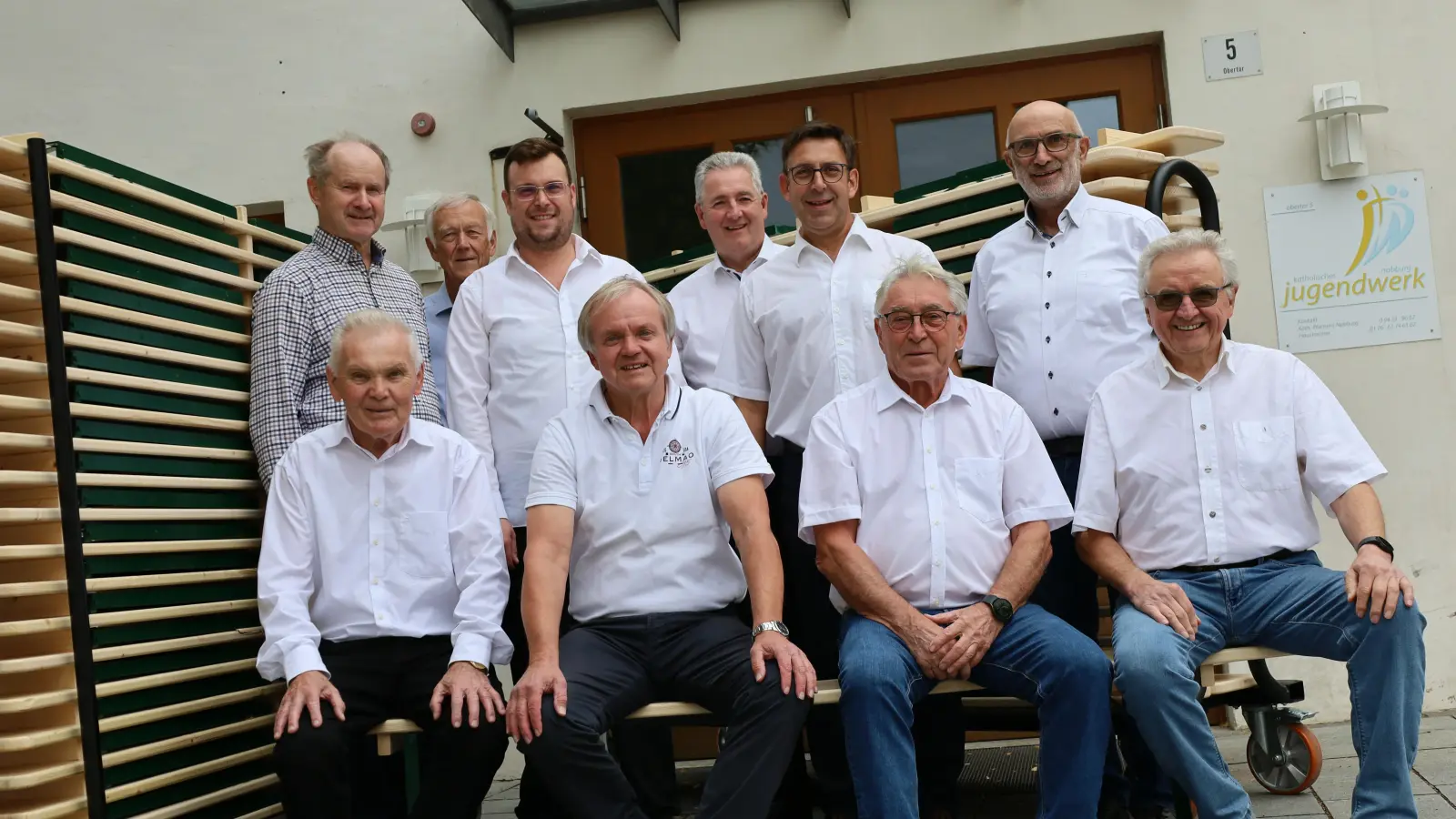 Die neuen Festzeltgarnituren haben ihre Bewährungsprobe bei der Kirchweih und beim Mittelalterlichen Markt schon bestanden. Pfarrer Hannes Lorenz (5. von rechts) bedankte sich für die großzügige Spende bei der Vorstandschaft sowie beim Mitglied Hans Müller (links stehend) für die Anfertigung der Transportwagen. (Bild: Sepp Ferstl )