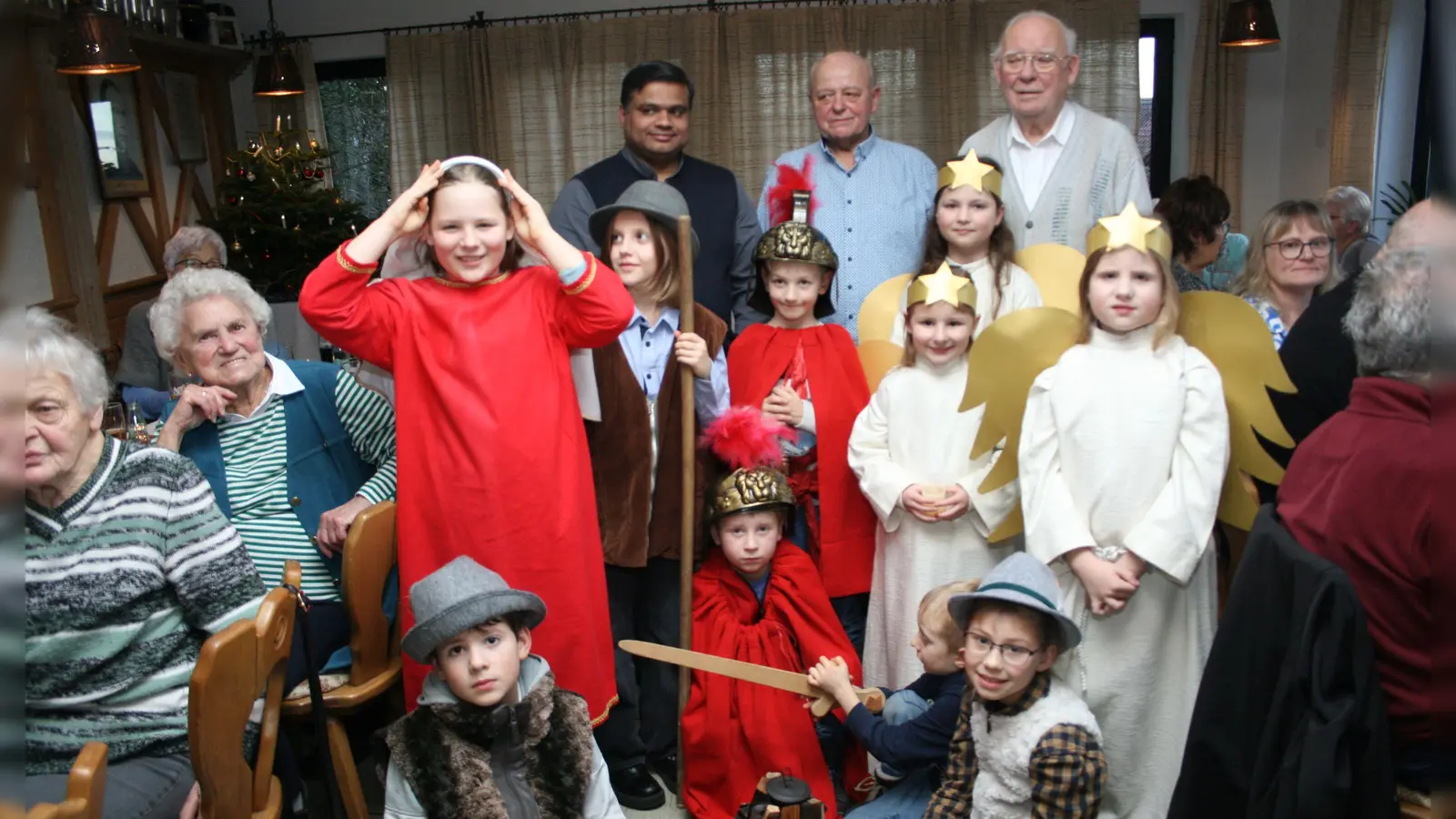 Die Schulkinder als Könige, Maria und Josef, Hirten und Engel nach dem Krippenspiel dahinter vom Veranstalter 1. Vors. Erwin Bächer (Mitte) links Pfarrer Martin und rechts Pfarrer Wölfel. (Bild: Erwin Bächer)