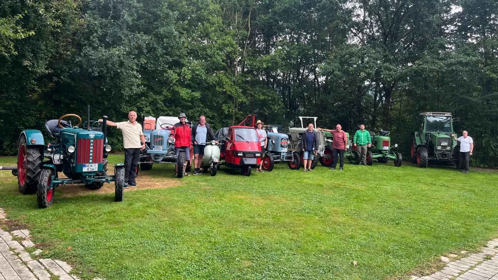 Die Teilnehmer an der Oldtimer-Ausfahrt.  (Bild: Markus Burkhard)