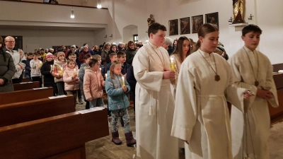 Nach der Segnung der Kerzen an Mariä Lichtmess folgte eine Lichterprozession durch die Pfarrkirche. Angeführt von den Ministranten, gefolgt von den Kindern und zum Schluss Pfarrer Klösel und Diakon Sturm.  (Bild: Peter Garreiss)