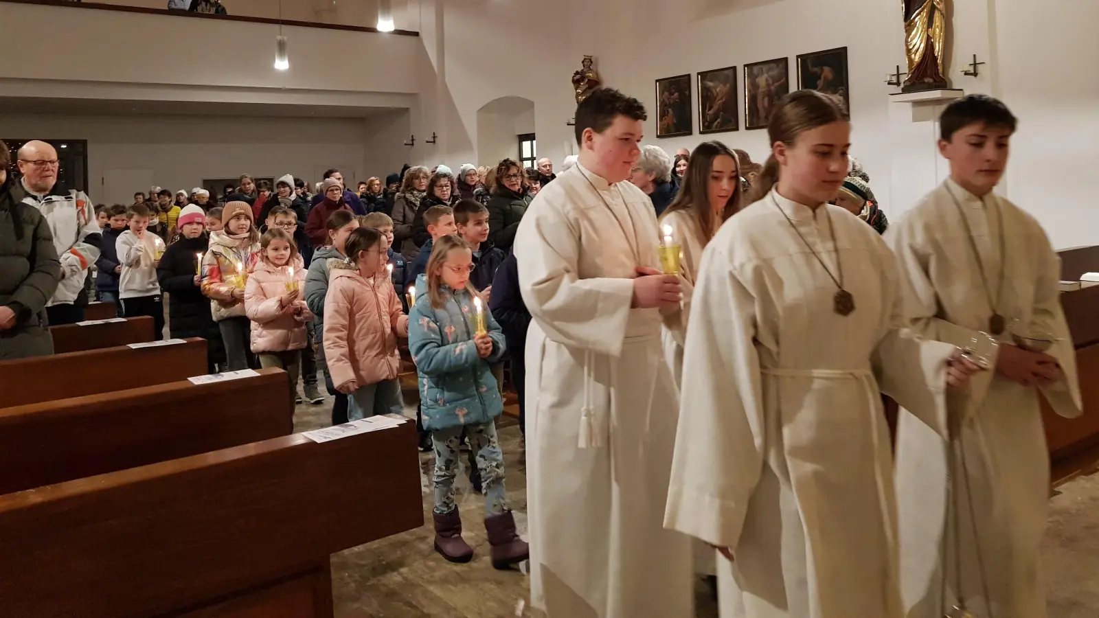 Nach der Segnung der Kerzen an Mariä Lichtmess folgte eine Lichterprozession durch die Pfarrkirche. Angeführt von den Ministranten, gefolgt von den Kindern und zum Schluss Pfarrer Klösel und Diakon Sturm.  (Bild: Peter Garreiss)