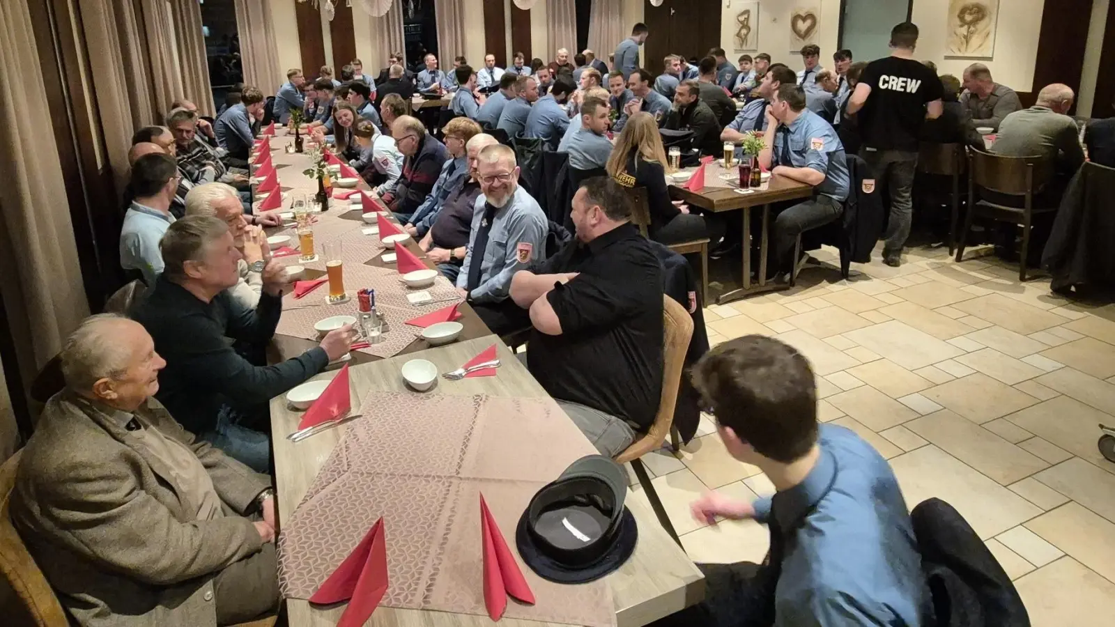 Nach einem gemeinsamen Gottesdienst für die verstorbenen Mitglieder fanden sich rund 80 aktive und passive Mitglieder sowie Gäste im Saal der Brauerei Püttner zur Jahreshauptversammlung ein. Auffällig – und erfreulich – war der hohe Anteil junger Aktiver. (Bild: Michael Wiesnet)