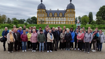 Gruppenbild vor Schloß Seehof (Bild: Josef Hecht)