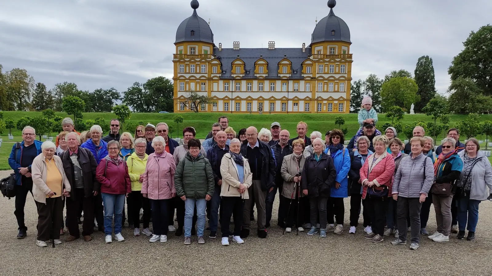 Gruppenbild vor Schloß Seehof (Bild: Josef Hecht)