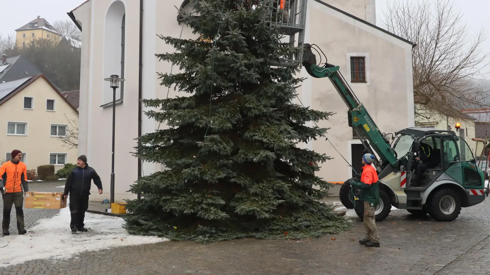 Endlich ist es wieder soweit: Vor der Pfarrkirche Mariä Himmelfahrt in Rieden grüßt der Christbaum über den Marktplatz in der Advents- und Weihnachtszeit. (Bild: Michael Rabenhofer)