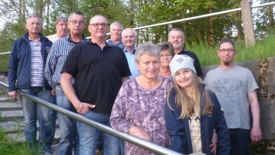 Bürgermeister Günter Kopp (mitte) dankte dem Wanderverein Kulmain für ihr Engagement, besonders Vorsitzenden Ralf Menzel (dritter von rechts) mit seinem Team.  (Bild: Kurt Scharf)