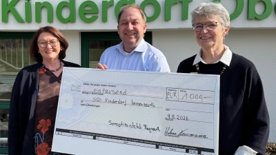 Clubpräsidentin Helen Neumann (links) und Vorständin Carmen Kröschel (rechts) übergeben den Spendenscheck an SOS-Kinderdorf Einrichtungsleiter Holger Hassel. (Bild: Teresa Konrad)
