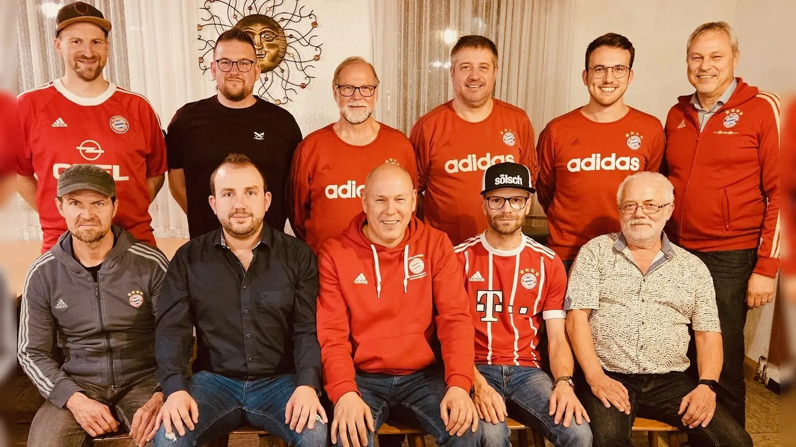 Die aktuelle Vorstandschaft: stehend von links: Christoph Mayer, Michael Preisinger, Wolfgang Schön, Georg Strickner, Moritz Härtl, Jürgen Preisinger. Sitzend von links: Rainer Löw, Kassier Andreas Schuller, Vorsitzender Markus Preisinger, 2. Vorsitzender Matthias Rübl und Ernst Krapfl. nicht mit im Bild: Michael Preisinger, Tobias Schedl, Lukas Strickner, Michael Helgert und die beiden Kassenprüfer Jürgen Kraus und Michael Ammer (Bild: Markus Preisinger)