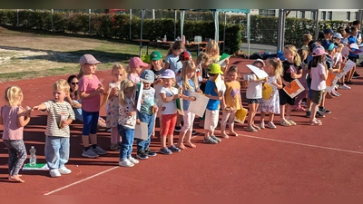 Die 44 Teilnehmer der Kinderolympiade der Freien Wähler Pirk stellten sich gemeinsam mit den Organisatoren zum Gruppenfoto auf. Für alle gab es am Ende einen Pokal mit Süßigkeiten und eine Urkunde. (Bild: Dietmar Schaller.)