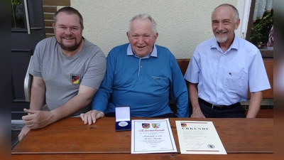 Ernst Binder (Mitte) bei seiner Ehrung in Gaisheim mit Vorsitzendem der RK Holnstein Oliver Herbst (links) und Bertram Gebhard (Kreisvorsitzender Kreisgruppe Oberpfalz Mitte, Reservistenverband). (Bild: Werner Übelacker)