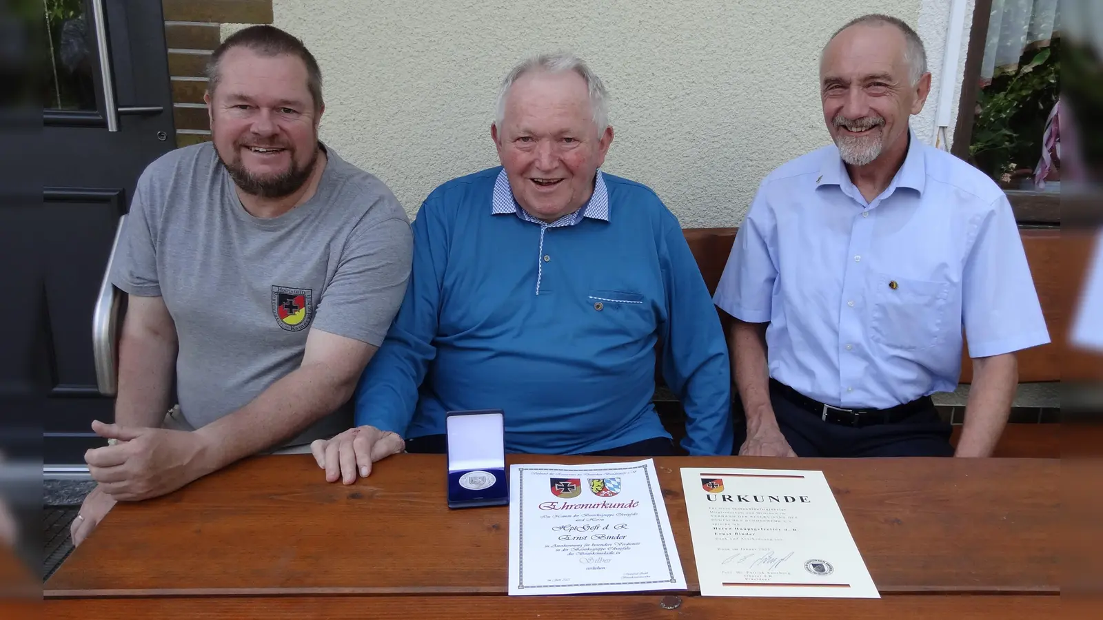 Ernst Binder (Mitte) bei seiner Ehrung in Gaisheim mit Vorsitzendem der RK Holnstein Oliver Herbst (links) und Bertram Gebhard (Kreisvorsitzender Kreisgruppe Oberpfalz Mitte, Reservistenverband). (Bild: Werner Übelacker)
