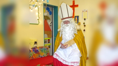 In jedem Jahr liest der Hl. Bischof Nikolaus beim Besuch der Kinder in der Kita aus seinem „Goldenen Buch” vor. (Bild: Volha Weber)